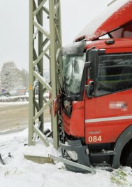 Lkw prallt gegen Strommast - Gegen einen Strommast und eine Ampel ist ein Lkw in Lößnitz geprallt, nachdem er auf glatter Straße ins Rutschen kam.