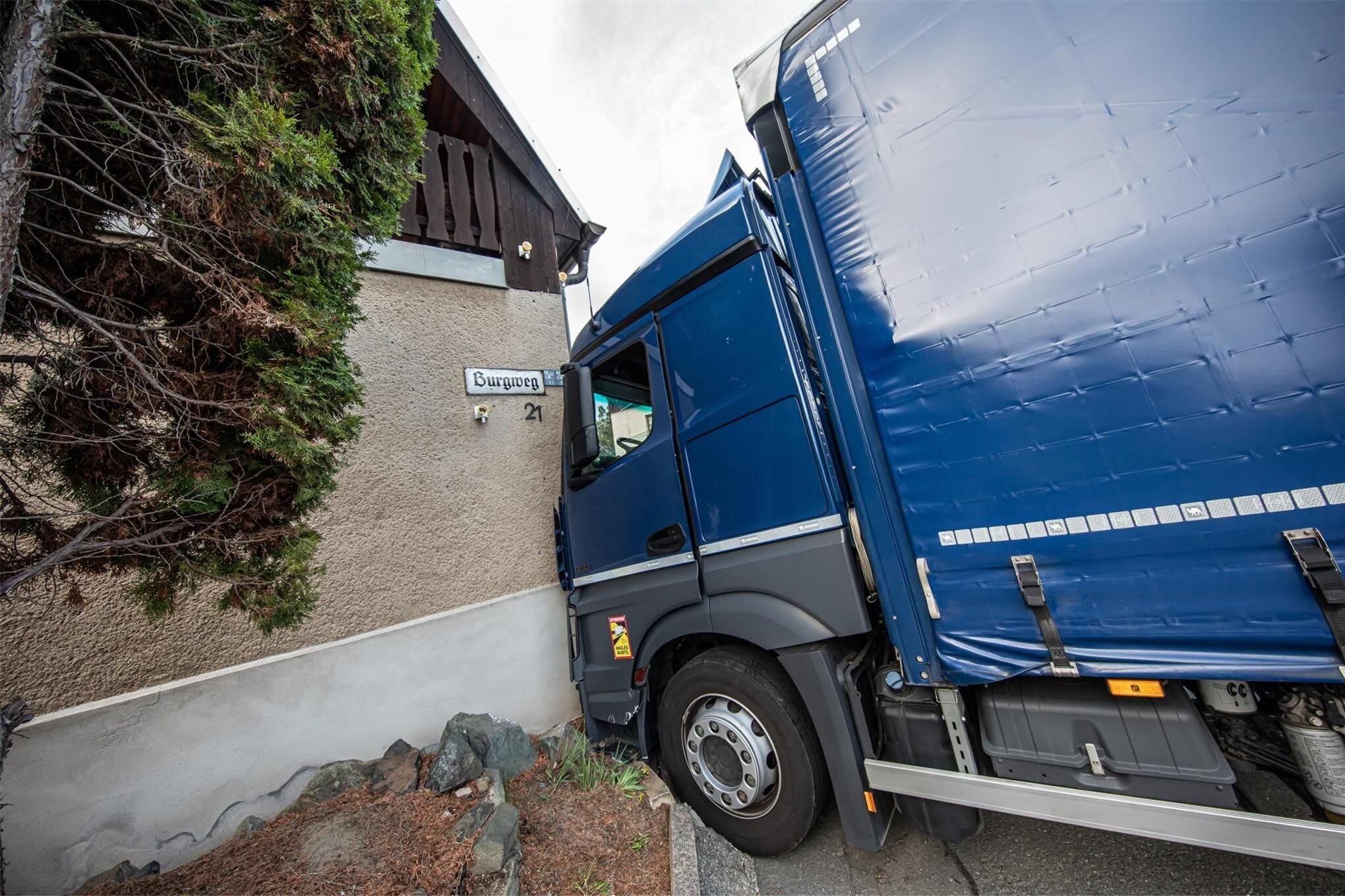 Lkw Prallt In Plauen Gegen Hauswand