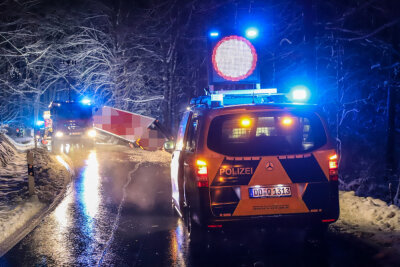 Lkw rutscht bei Hartenstein Abhang hinunter - 