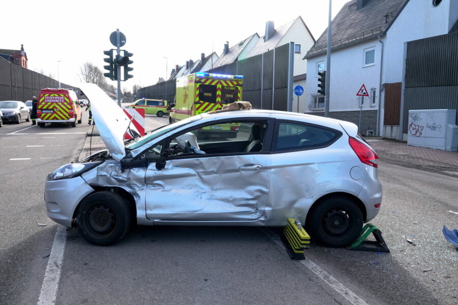 Lkw und Auto kollidieren - Bundesstraße 174 gesperrt - 