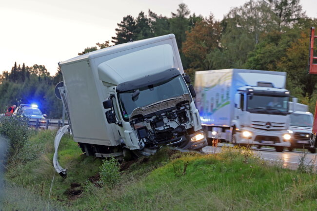 Lkw-Unfall auf A 4 bei Hohenstein-Ernstthal - 