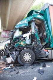 Lkw-Unfall auf B93: Fahrer eingeklemmt und schwer verletzt - 