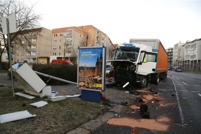 Lkw-Unfall auf Leipziger Straße - Stau durch Bergungsarbeiten - 
