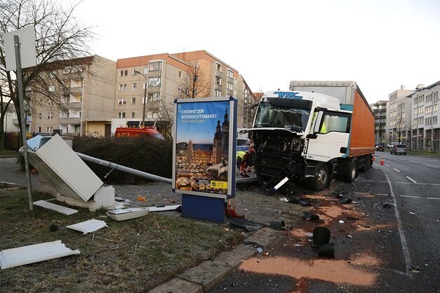 Lkw-Unfall auf Leipziger Straße - Stau durch Bergungsarbeiten - 