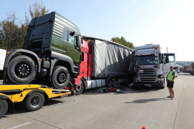 Lkw-Unfall führt zu langem Stau auf der A4 - 