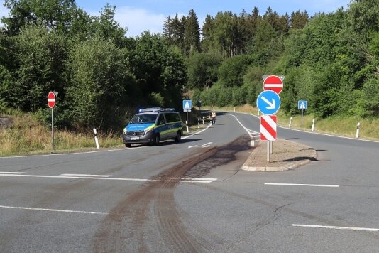 LKW verliert Gülle an Autobahnausfahrt bei Plauen-Süd - 