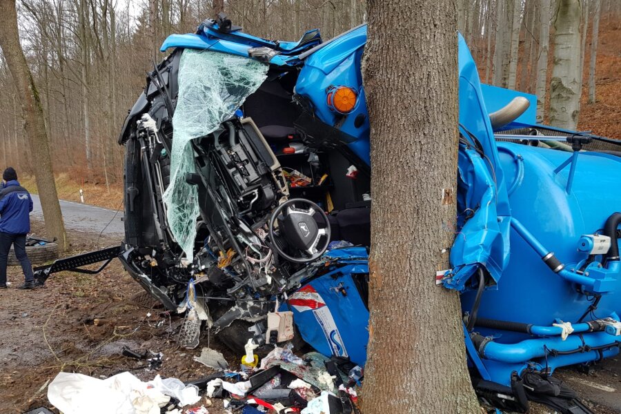 Lkw zwischen Rechenberg und Bienenmühle umgekippt - Fahrer schwer verletzt - 