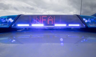 Lkws kollidieren auf A 4 - Personenrettung nötig - Ein Blaulicht und eine LED-Anzeige leuchten auf dem Dach eines Polizeifahrzeugs.