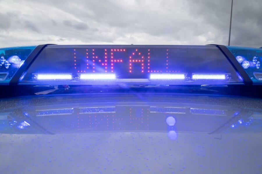 Lkws kollidieren auf A 4 - Personenrettung nötig - Ein Blaulicht und eine LED-Anzeige leuchten auf dem Dach eines Polizeifahrzeugs.