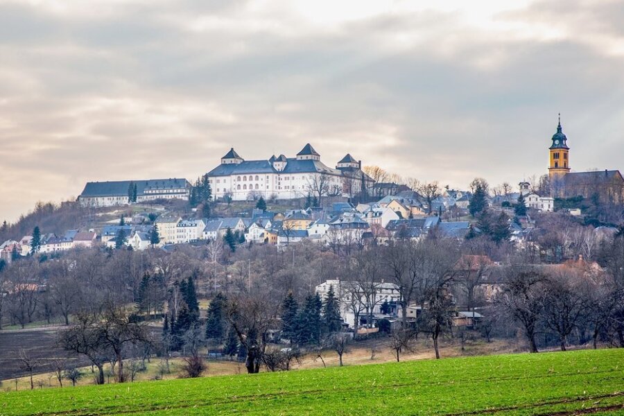 Schloss Augustusburg thront wie eine "Krone" auf dem Schellenberg. Im kommenden Jahr wird das 450-jährige Jubiläum der Errichtung gefeiert. 