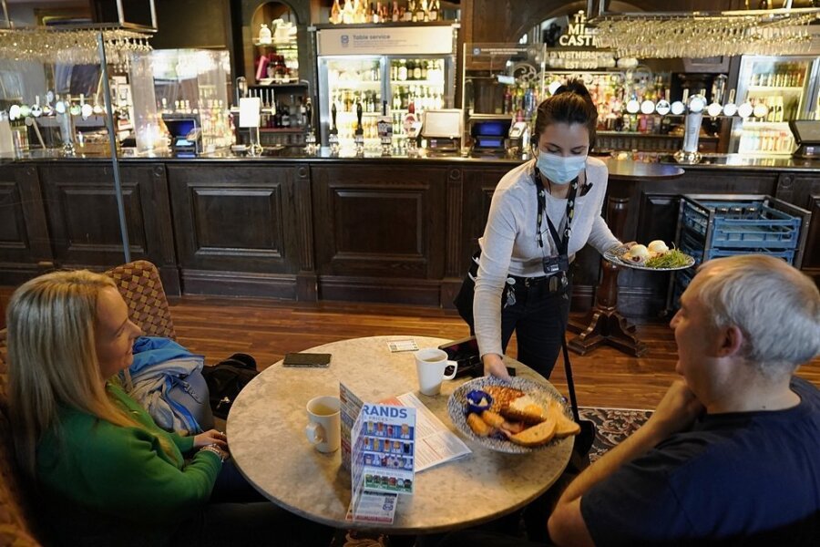 Lockdown-Lockerung in Großbritannien: Neue Freiheiten auf Abruf - Restaurants und Pubs dürfen in Großbritannien wieder öffnen. Die neuen Freiheiten sind gleich am ersten Tag von vielen Briten genutzt worden. Auch privat dürfen sich wieder mehr Menschen treffen und müssen dabei auch keinen Abstand mehr halten. 