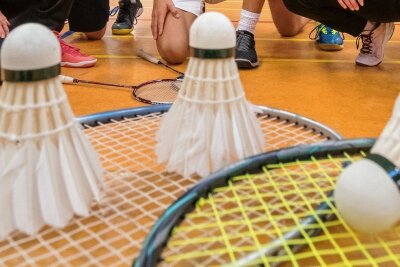 Löcher im Boden der Niederwürschnitzer Schulturnhalle werden repariert - In Niederwürschnitz wird erfolgreich Badminton gespielt (Symbolbild) - aber der Hallenboden weist Löcher auf. Nun soll das Problem behoben werden. 