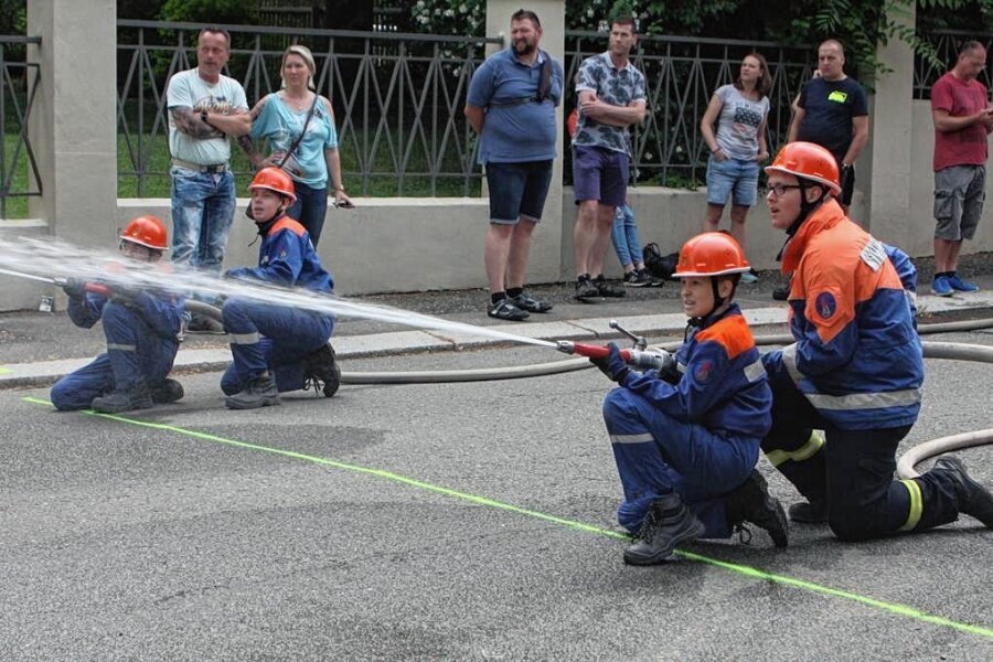 Löschangriff: Werdauer Feuerwehren kämpfen um Stadtmeisterschaft - Wasser marsch! In Werdau werden am Samstag die Stadtmeister im Löschangriff ermittelt.