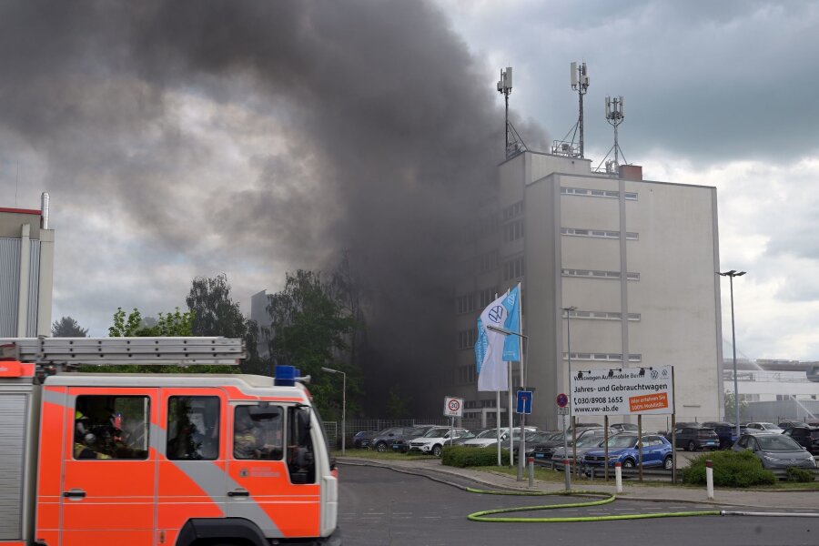 Löscharbeiten bei Großbrand in Berlin dauern an - Rauch verhüllt ein Gebäude in Berlin-Lichtenfelde. Bei einem Großbrand in einer Firma für Metalltechnik hat sich am Freitag eine riesige Rauchwolke über dem Westen der Stadt gebildet.