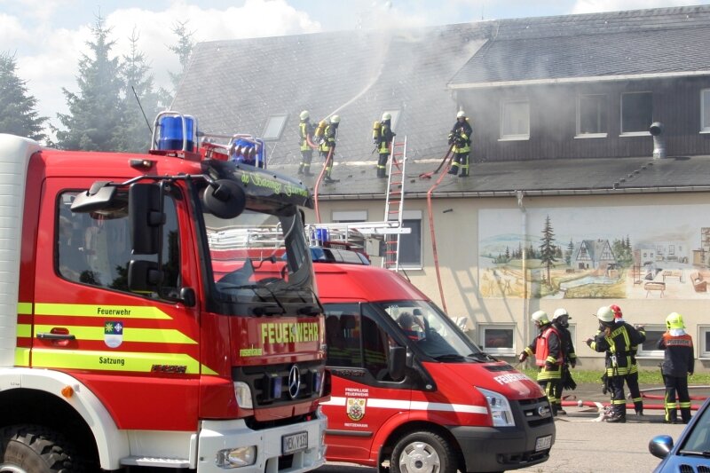 Löscharbeiten in Reitzenhainer Knödelfabrik setzen Produktion unter Wasser - Rund 110 Einsatzkräfte waren am Montag am Ortseingang von Reitzenhain damit beschäftigt, den Brand im Dachgeschoss zu löschen.