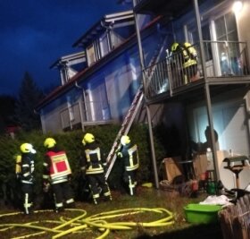 Löscheinsatz in Mehrfamilienhaus - In der Pleißenbergsiedlung löschte die Feuerwehr einen Brand in einem Mehrfamilienhaus. 