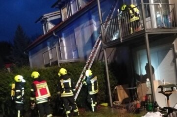 Löscheinsatz in Mehrfamilienhaus - In der Pleißenbergsiedlung löschte die Feuerwehr einen Brand in einem Mehrfamilienhaus. 