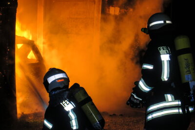 Lößnitz: Auto brennt in Garagenanlage aus - Mit Löschschaum konnten die Kameraden der Feuerwehr den Brand schnell unter Kontrolle bringen.