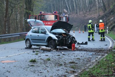 Lößnitz: Auto von Straße abgekommen - Bei einem Unfall auf der B 169 bei Lößnitz ist am Montag eine Person verletzt worden.