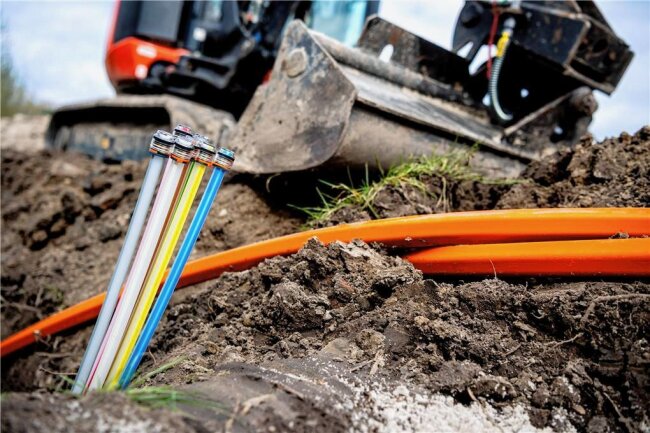Lößnitz bekommt Internet mit Lichtgeschwindigkeit - Ehe das Glasfaserkabel liegt, müssen viele Gräben gezogen werden. Die Telekom rechnet mit Tiefbauarbeiten auf 46 Kilometern Länge. 