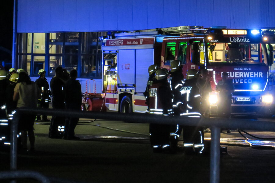 Lößnitz: Brand in Absauganlage - Feuerwehreinsatz am Freitagabend auf dem Gelände einer Firma in Lößnitz.