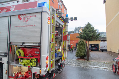 Lößnitz: Feuerwehr rückt zu Garagenbrand aus - 