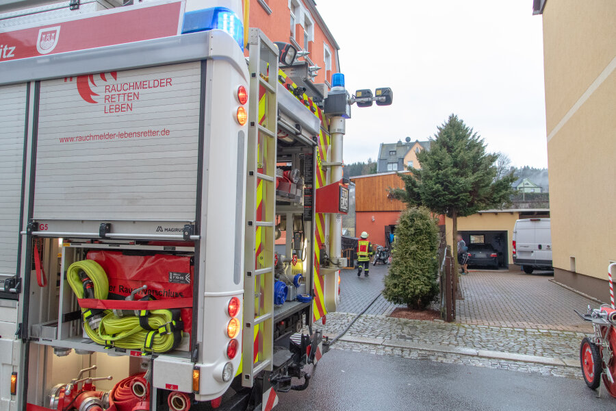 Lößnitz: Feuerwehr rückt zu Garagenbrand aus - 