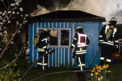 Lößnitz: Gartenlauben in Flammen - Am späten Sonntagabend hat es in einer Kleingartenanlage in Lößnitz gebrannt.