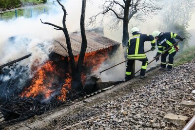 Lößnitz: Schuppenbrand - Bahnstrecke gesperrt - 