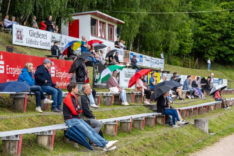 Lößnitz vor dem letzten Heimspiel – und nichts ist unmöglich - Trotzen Wind und Wetter: Die Fans des FC Lößnitz fiebern zum Saisonfinale mit ihrer Mannschaft mit. Der Klassenerhalt ist noch nicht in trockenen Tüchern.
