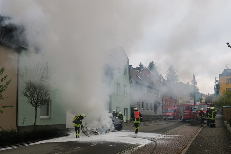 Lößnitz: VW geht in Flammen auf - Fahrer unverletzt - Ein VW ging am Freitagmittag in Lößnitz in Flammen auf.