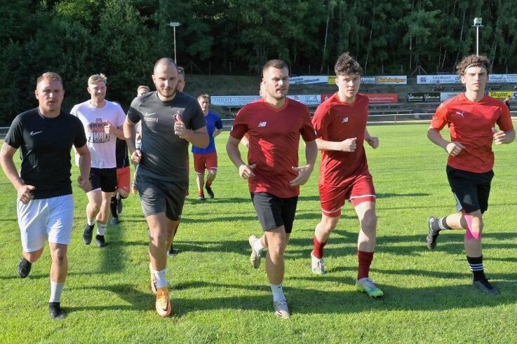 Lößnitz wieder am Ball - Die Landesliga-Fußballer des FC Lößnitz sind wieder ins Training gestartet. Dazu gehören auch Laufeinheiten. 