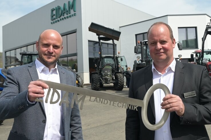 Die Eidam Landtechnik GmbH in Lößnitz hat am Freitag eine neue Halle eingeweiht, in der auf 1800 Quadratmetern die Werkstatt sowie Ausstellungsflächen Platz gefunden haben. Im Bild die beiden Geschäftsführer Hendryk Eidam (l.) und Torsten Eidam. 