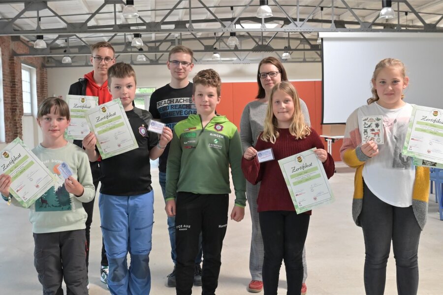 Lößnitzer Leseclub bekommt eine dritte Runde - Teilnehmer mit ihren Abschlusszertifikaten. Jonas Weißbach (hinten, Mitte) organisierte die Clubtreffen mit.