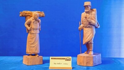 Lößnitzer Schnitzer wollen Rätsel um alte Figuren lösen - Auf der Unterseite dieser zwei Holzfiguren ist ein "MM" vermerkt. Steht das für Max Müller als Schöpfer? Daran gibt es Zweifel. 