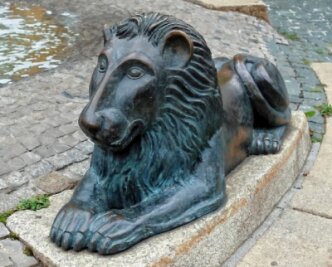 Löwe wacht am Rande des Klostermarkts - Die Plastik befindet sich auf dem Klostermarkt. 
