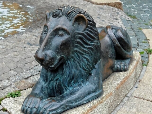 Löwe wacht am Rande des Klostermarkts - Die Plastik befindet sich auf dem Klostermarkt. 