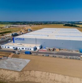 Logistik-Dienstleister schafft 130 Arbeitsplätze - Der neue Standort von Rhenus Logistics im Gewerbegebiet zwischen Meerane und Crimmitschau wird heute eingeweiht.