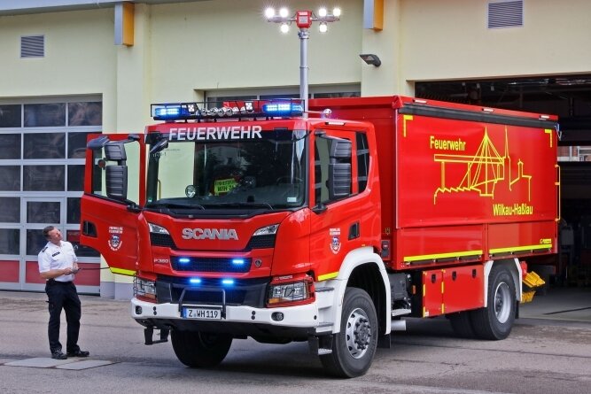 Logistikwagen für Stadtfeuerwehr - Stadtwehrleiter Christian Paschen bei der Vorstellung des neuen Logistik-Fahrzeuges der Feuerwehr Wilkau-Haßlau. 