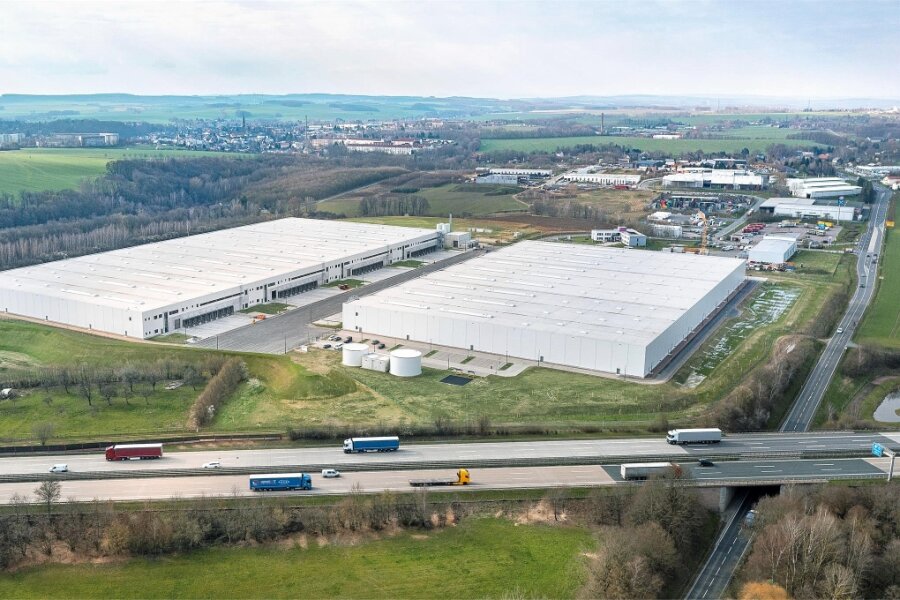 Logistikzentrum Mittelsachsen bringt Fuchs-Bau in Hainichen ein Rekordjahr - Blick auf das Logistikzentrum Mittelsachsen in Hainichen. Die insgesamt sieben Hallen, jede ist 10.000 Quadratmeter groß, liegen unmittelbar an der Autobahn A 4 und der Bundesstraße B 169.