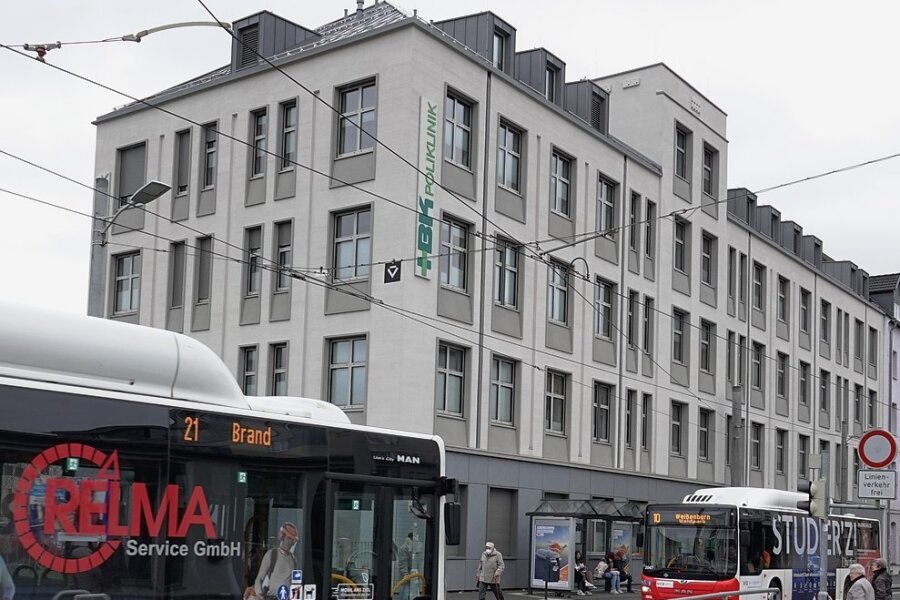 Lohndebatte: Beschäftigte der HBK-Poliklinik in Zwickau fühlen sich benachteiligt - Das vor zwei Jahren eröffnete MVZ am Neumarkt ist der größte Standort der HBK-Poliklinik. Nicht wenige Beschäftigte des Unternehmens sind unzufrieden mit ihrem Gehalt. 