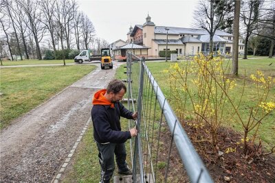 Lohnplus für 510 Landschaftsgärtner im Landkreis Zwickau - Ein Landschaftsgärtner bei der Arbeit im Limbach-Oberfrohnaer Stadtpark.