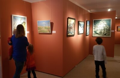Lohnt das Vogtlandmuseum mit Kindern? - Die Landschaftsbilder mit Motiven aus dem Vogtland ermöglichen einen einfachen Zugang für Kinder. 