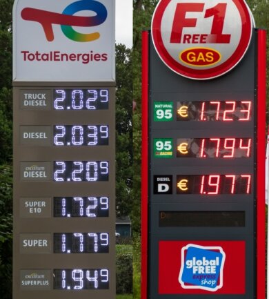 Lohnt nun der Tanktrip über die Grenze? - Diese Preise mussten Autofahrer am Mittwochabend an der Total-Tankstelle in Olbernhau sowie der F1-Tankstelle im tschechischen Brandov zahlen. 