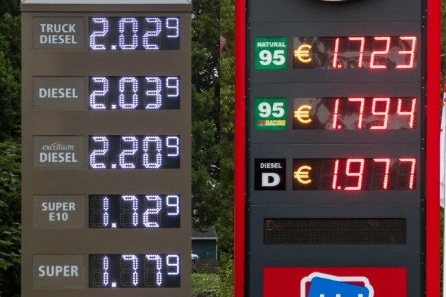Lohnt nun der Tanktrip über die Grenze? - Diese Preise mussten Autofahrer am Mittwochabend an der Total-Tankstelle in Olbernhau sowie der F1-Tankstelle im tschechischen Brandov zahlen. 