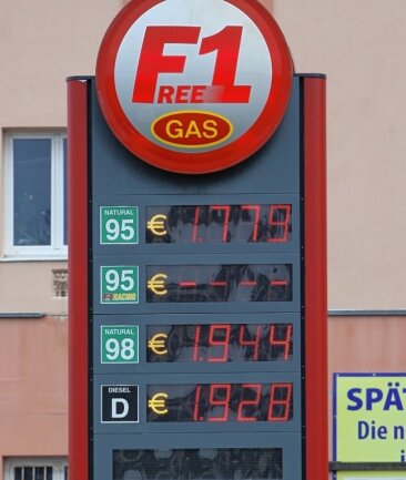 Lohnt sich noch der Tanktrip nach Tschechien? - Die Tankstelle am Donnerstag in Vejprty. 