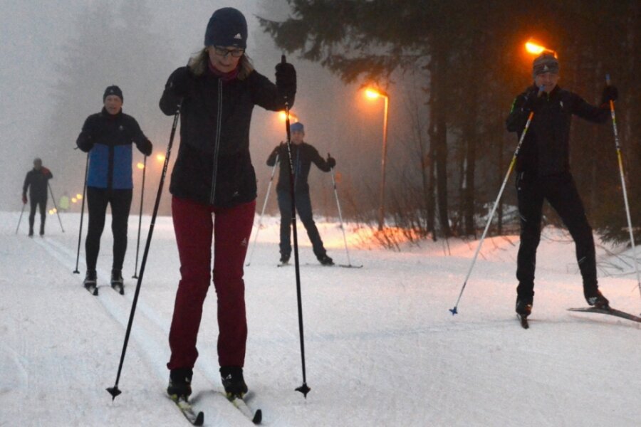 Im Winter wird an der Grünbacher Loipe ab dem Einbruch der Dunkelheit die Beleuchtung eingeschaltet. Viele Langlauffreunde nutzen die Möglichkeit, auch nach der Arbeit Wintersport zu treiben. 