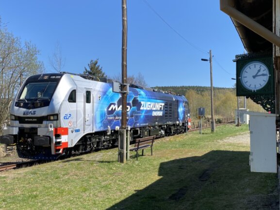 Eine Lok vom Typ Eurodul 215-208 war am Dienstag auf Testfahrt im Vogtland unterwegs und stoppte kurz in Gunzen.