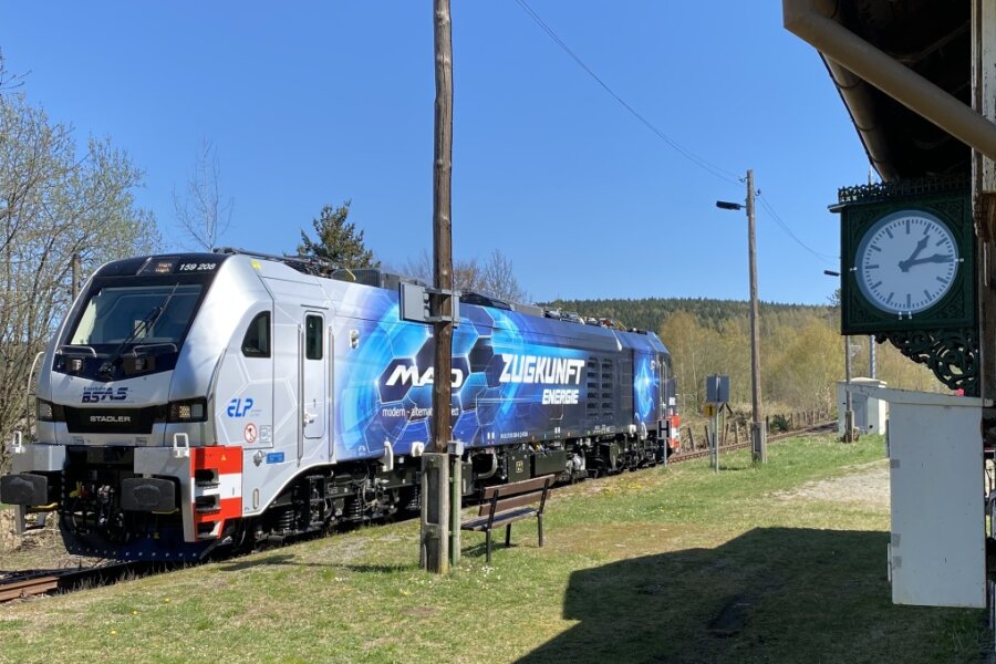 Lok auf Testfahrt im Vogtland unterwegs - Eine Lok vom Typ Eurodul 215-208 war am Dienstag auf Testfahrt im Vogtland unterwegs und stoppte kurz in Gunzen.