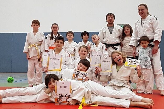 Lok-Talente bestehen Prüfungen - Nach den bestandenen Gürtelprüfungen hatten die Mädchen und Jungen der Zwickauer Judo-Abteilung gut lachen. 